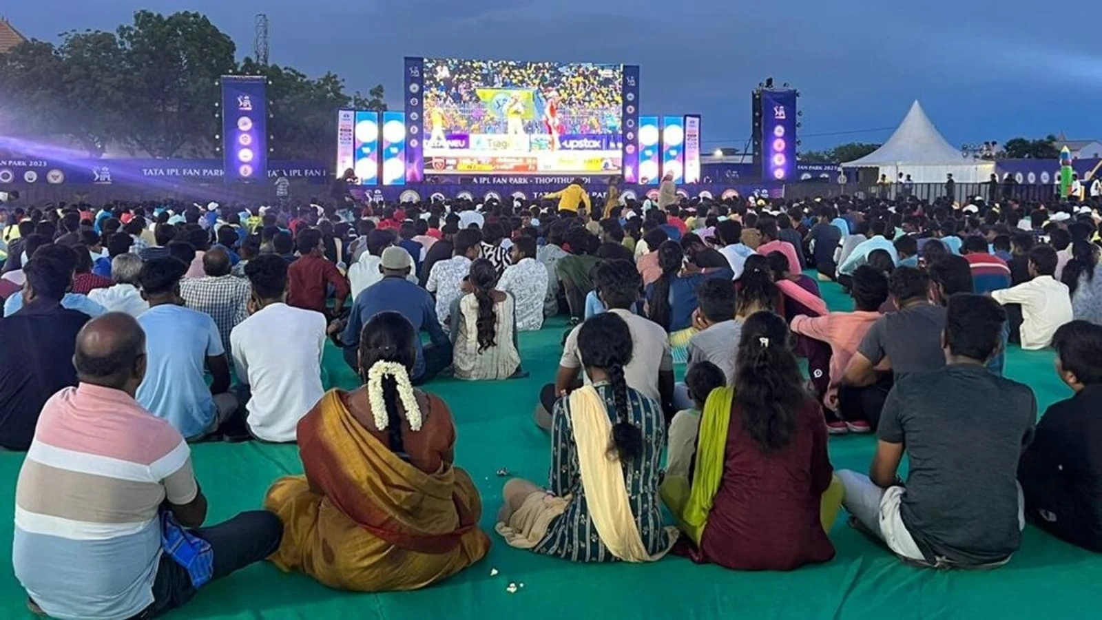 आईपीएल प्रशंसक पार्क पूरे देश में धूम मचा रहे हैं क्योंकि एक्शन देखने के लिए भारी भीड़ इकट्ठा हो रही है | By IPLwinning